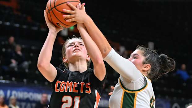 a Crater Putnam 5A Oregon girls basketball quarterfinal Leon Neuschwander 39